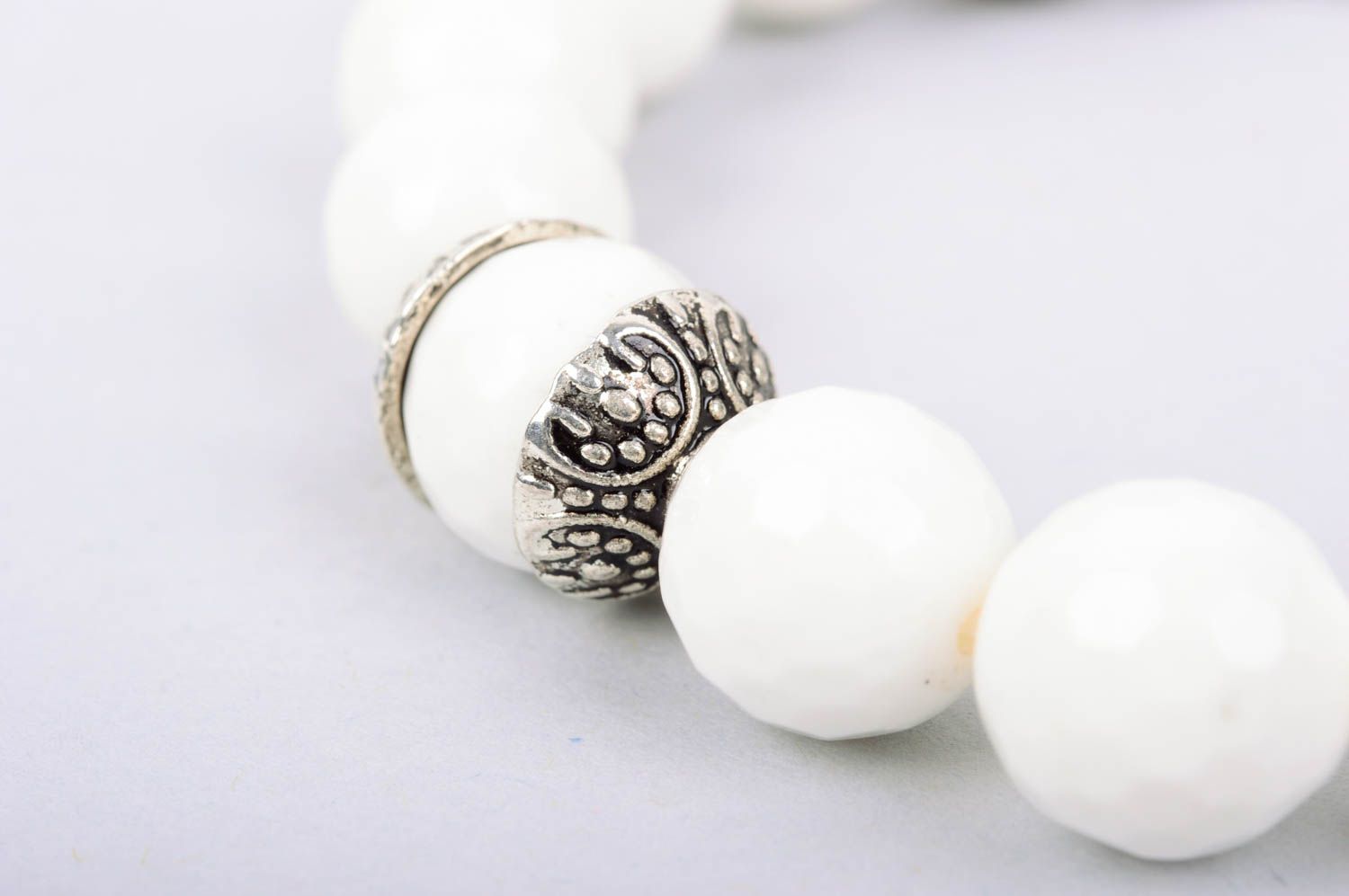 Bracelet blanc Bijou fait main en pierres naturelles Cadeau femme original photo 4