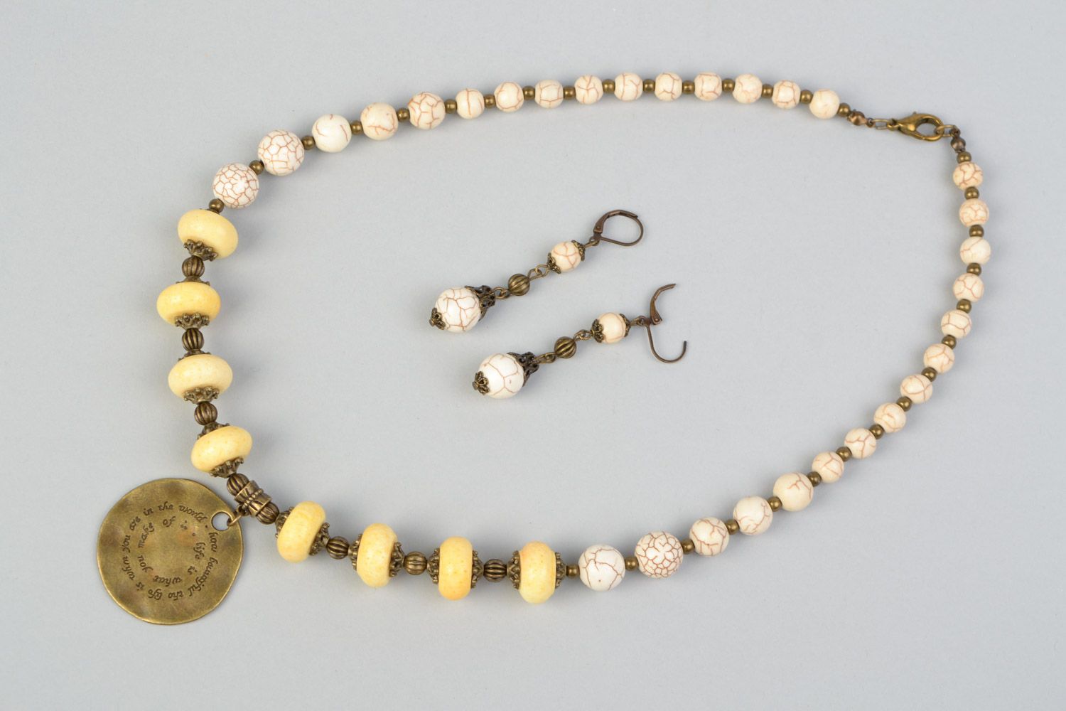 Conjunto de joyas de piedras naturales collar y pendientes con howlita artesanales foto 1