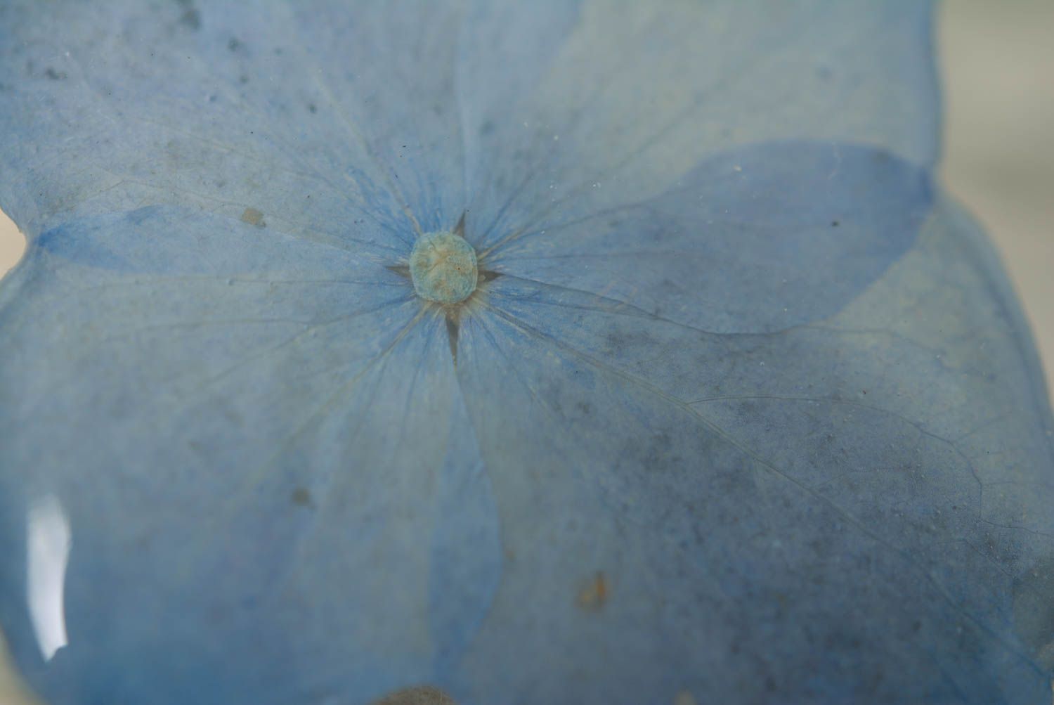 Petite pince à cheveux métallique bleue avec fleur en résine époxy faite main  photo 3