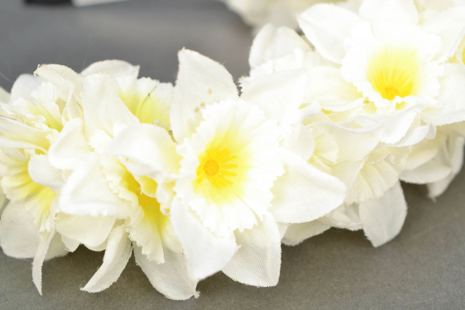 Cerceau cheveux aux fleurs blanches Narcisses photo 3