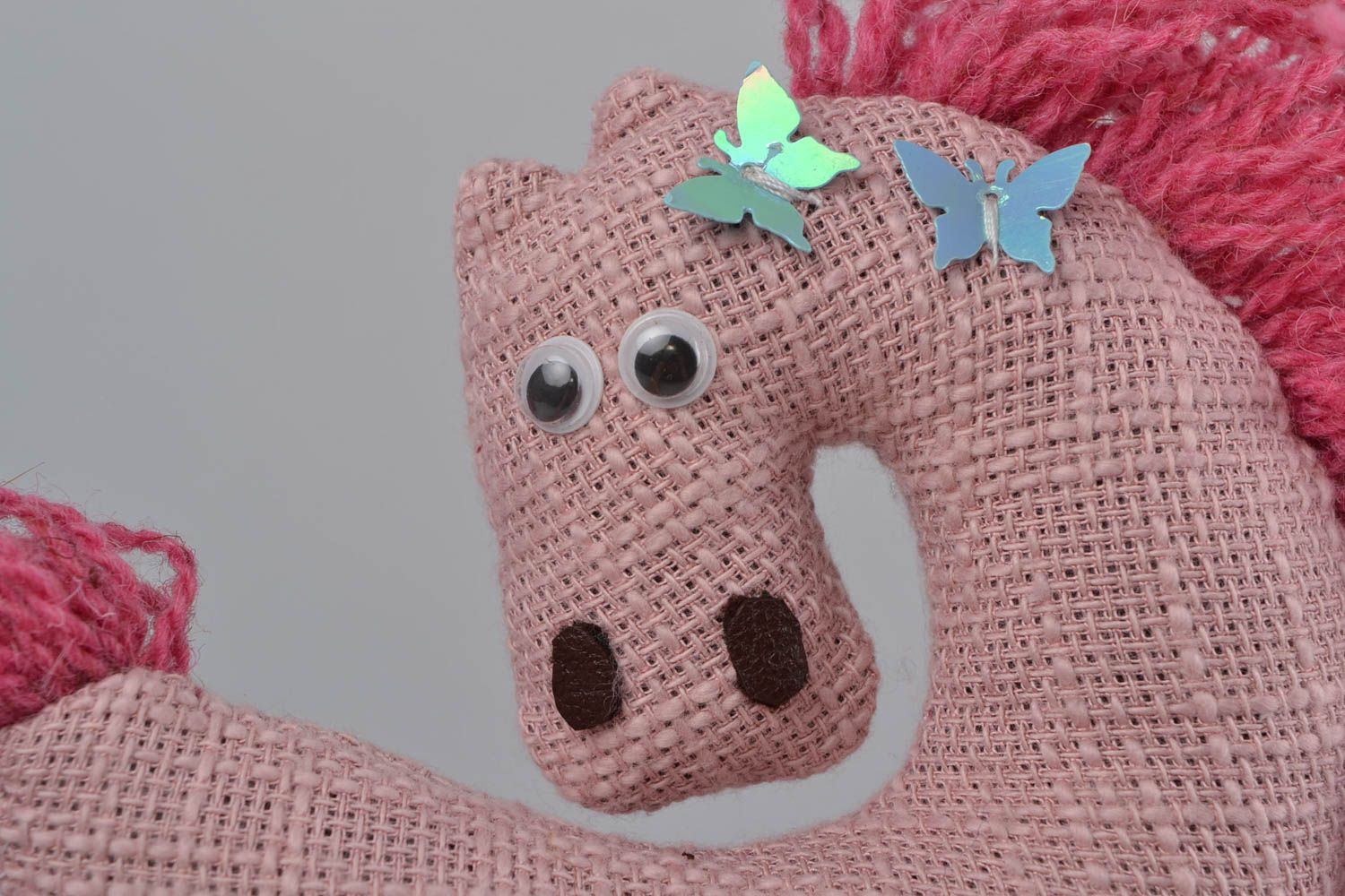 Jouet en tissu de lin petit fait main en forme de cheval rose pour enfant photo 4