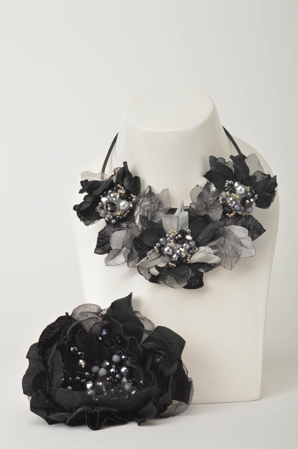 Collier en cuir massif Broche fait main Accessoires femme fleurs noires photo 1