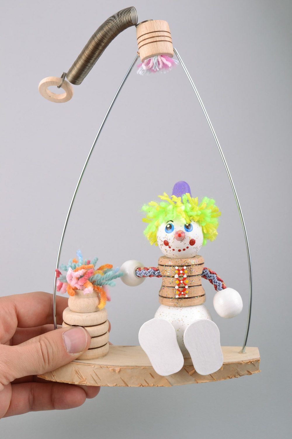 Деревянная игрушка расписанная красками в виде внеговика ручной работы фото 2