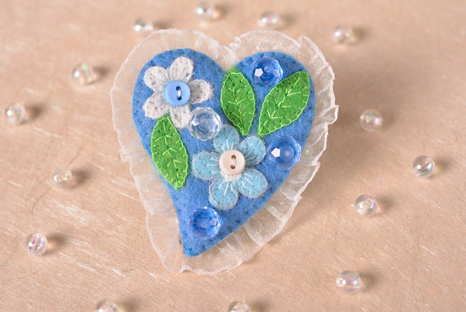 Broche coeur bleu faite main Accessoire femme feutre avec fleurs Cadeau femme photo 1