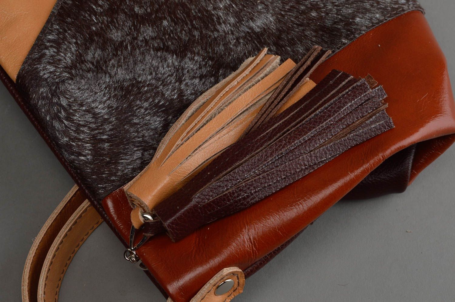 Авторская сумка ручной работы из натуральной кожи с кисточками с длинной шлейкой фото 2