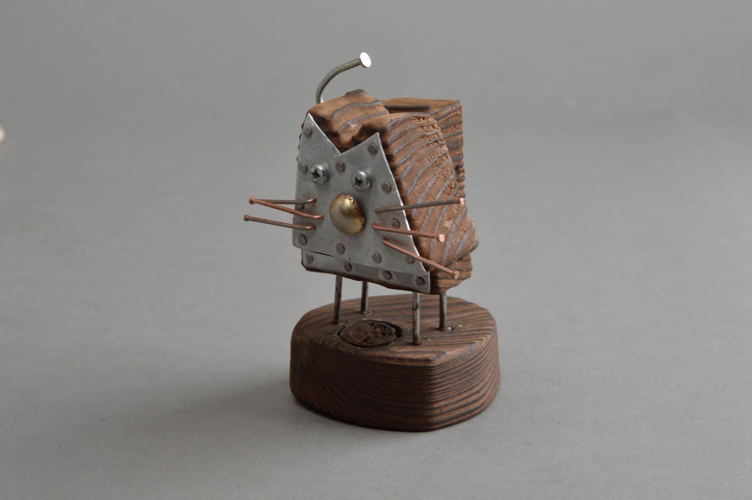 Figurine chat en bois de pin et aluminium faite main originale sur support photo 3