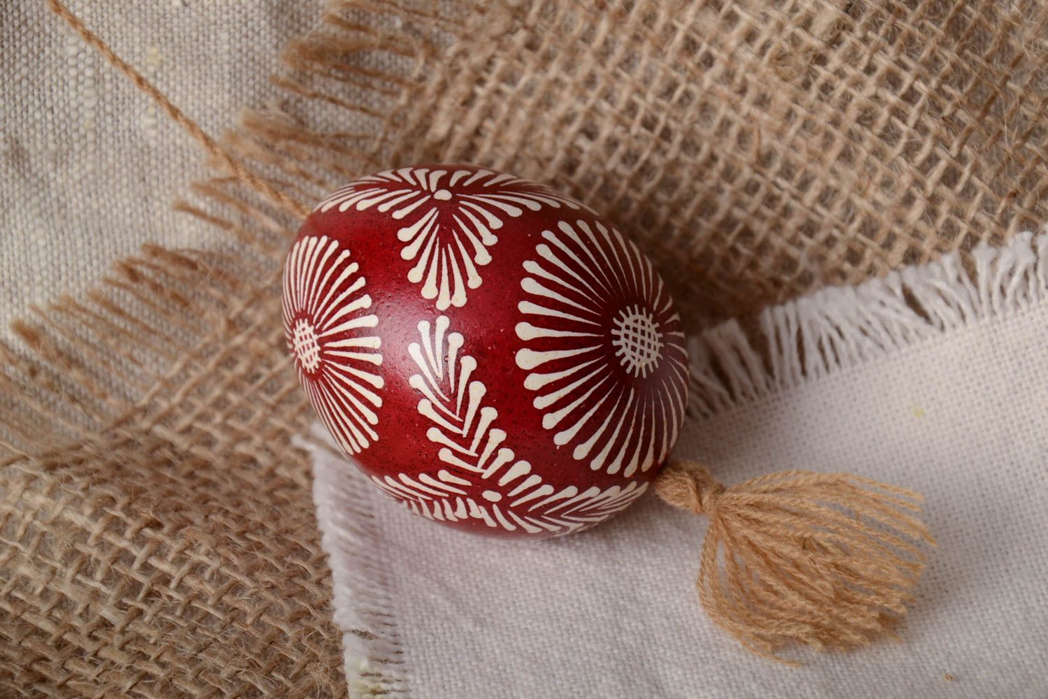 Huevo de Pascua pintado artesanal en técnica de cera marrón colgante foto 1