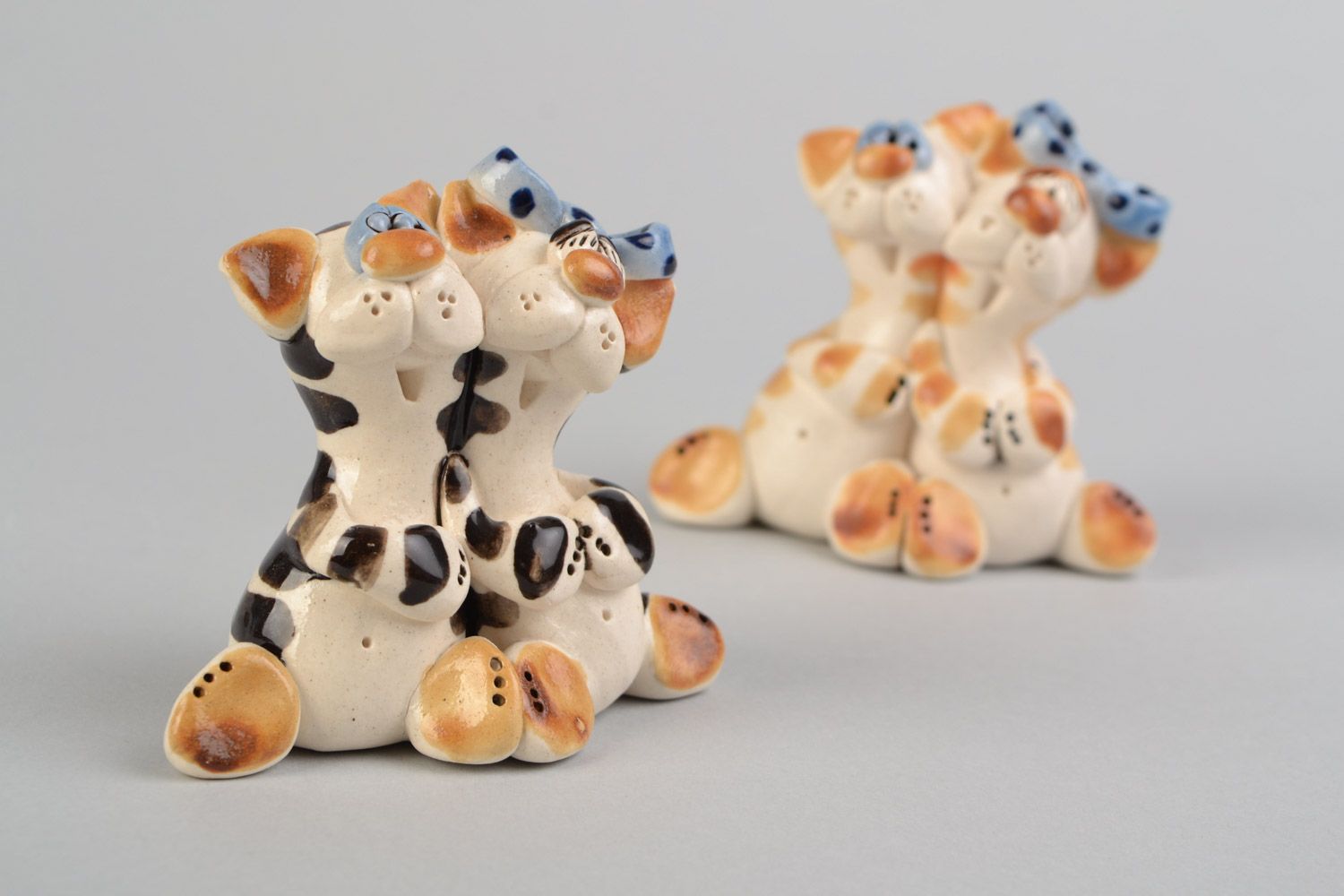 Set of 2 handmade decorative ceramic figurines of hugging cats painted with glaze photo 4