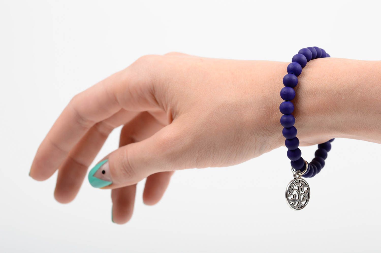 Bracelet en perles plastiques bleues avec breloque ronde en métal fait main photo 3