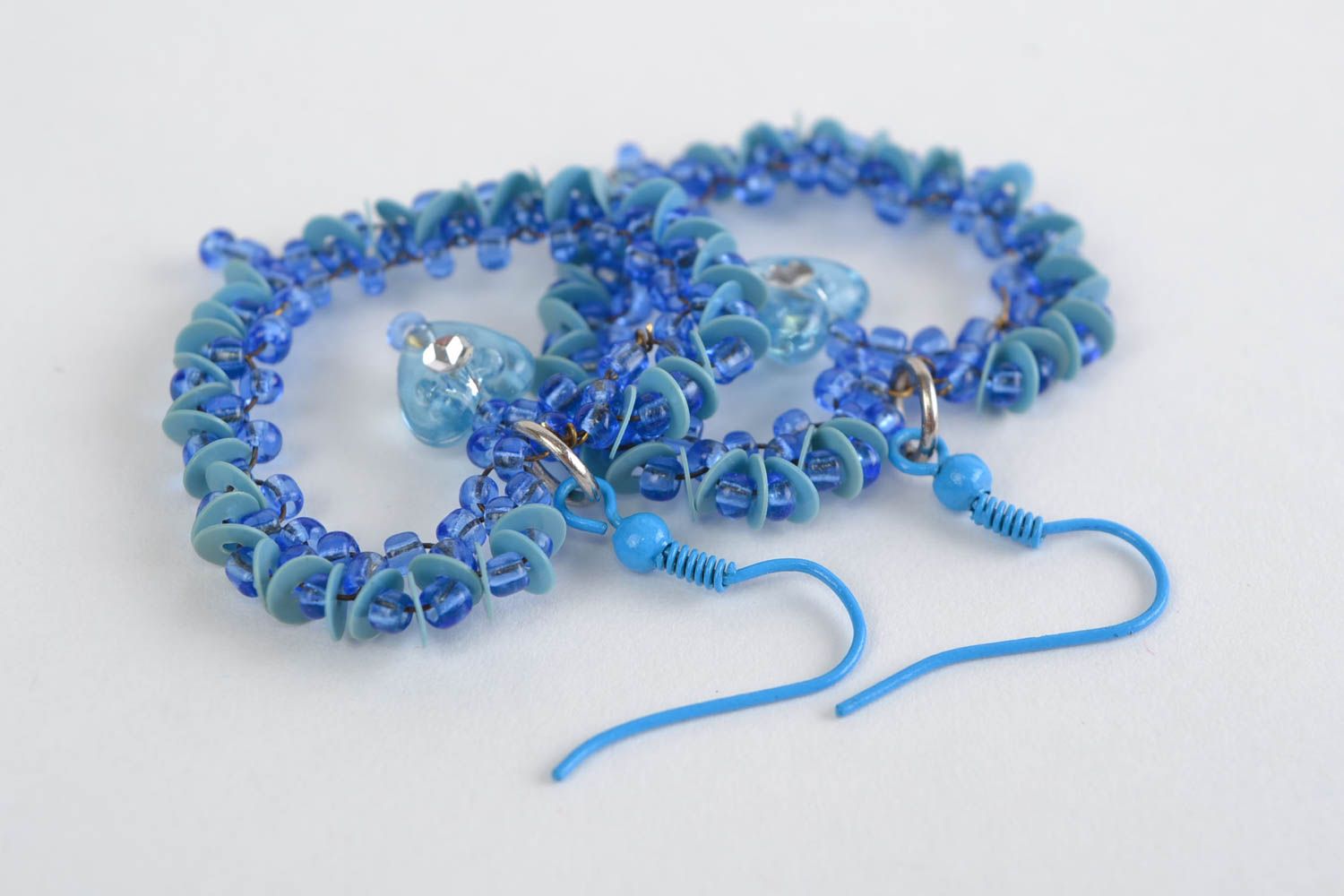 Blaue kleine Herzen Ohrringe aus Rocailles handmade Accessoire foto 4