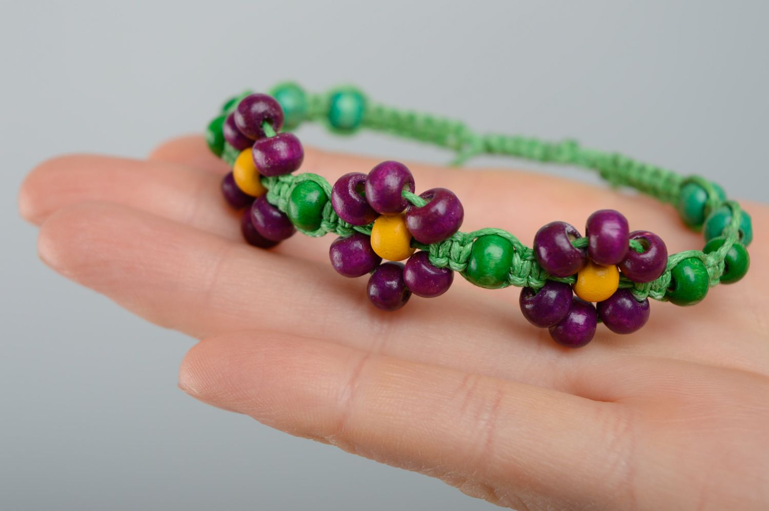 Bracelet en macramé original lacet vert ciré et perles en bois fait main photo 3