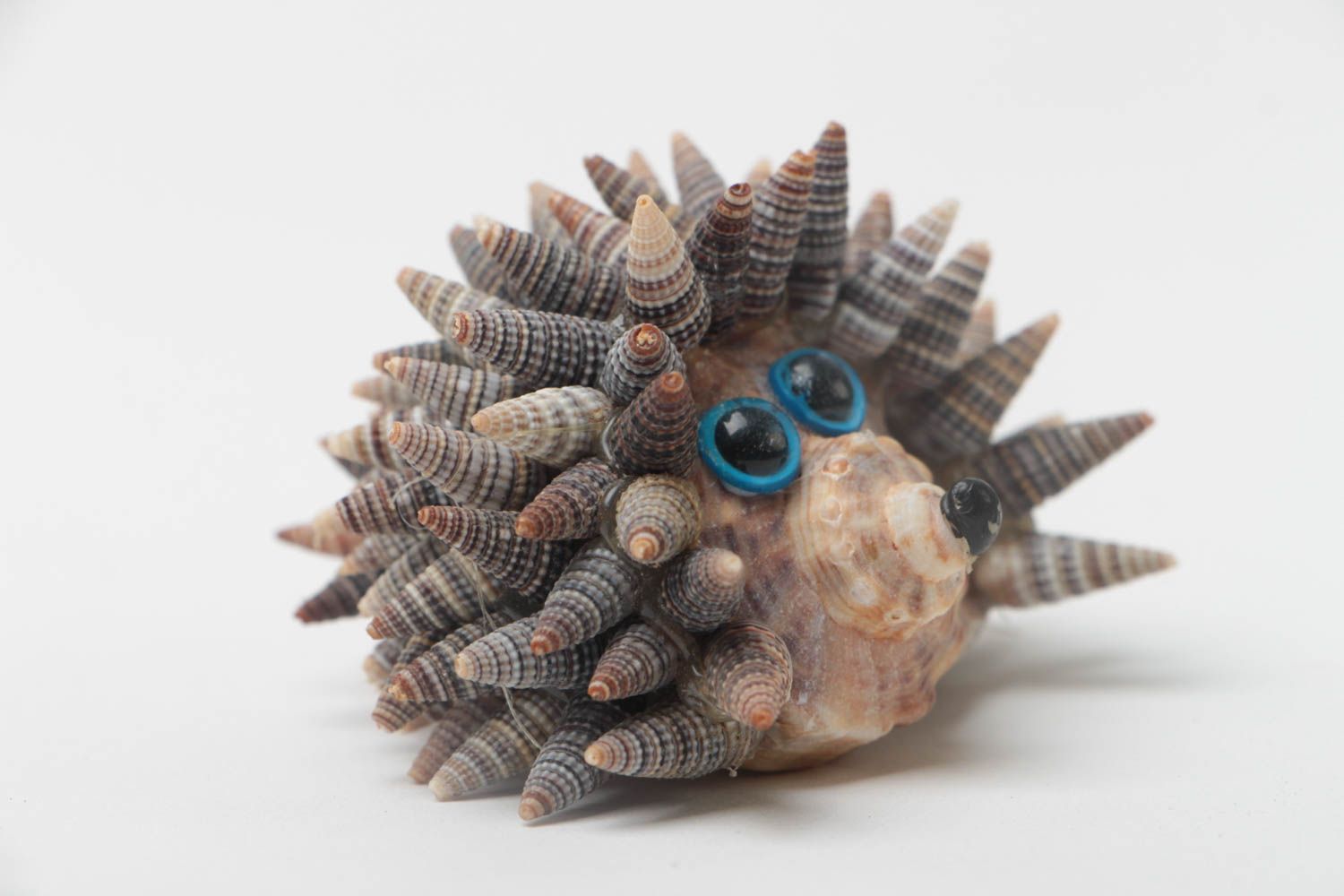Декоративный ежик из морских ракушек ручной работы для настольного декора фото 2