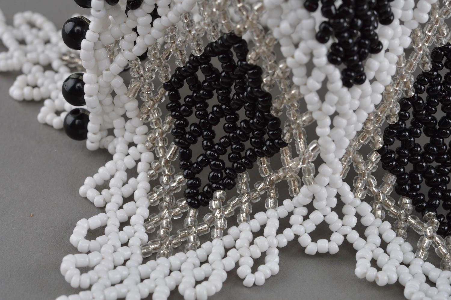 Collier en perles de rocailles fait main accessoire noir blanc gris pour femme photo 4