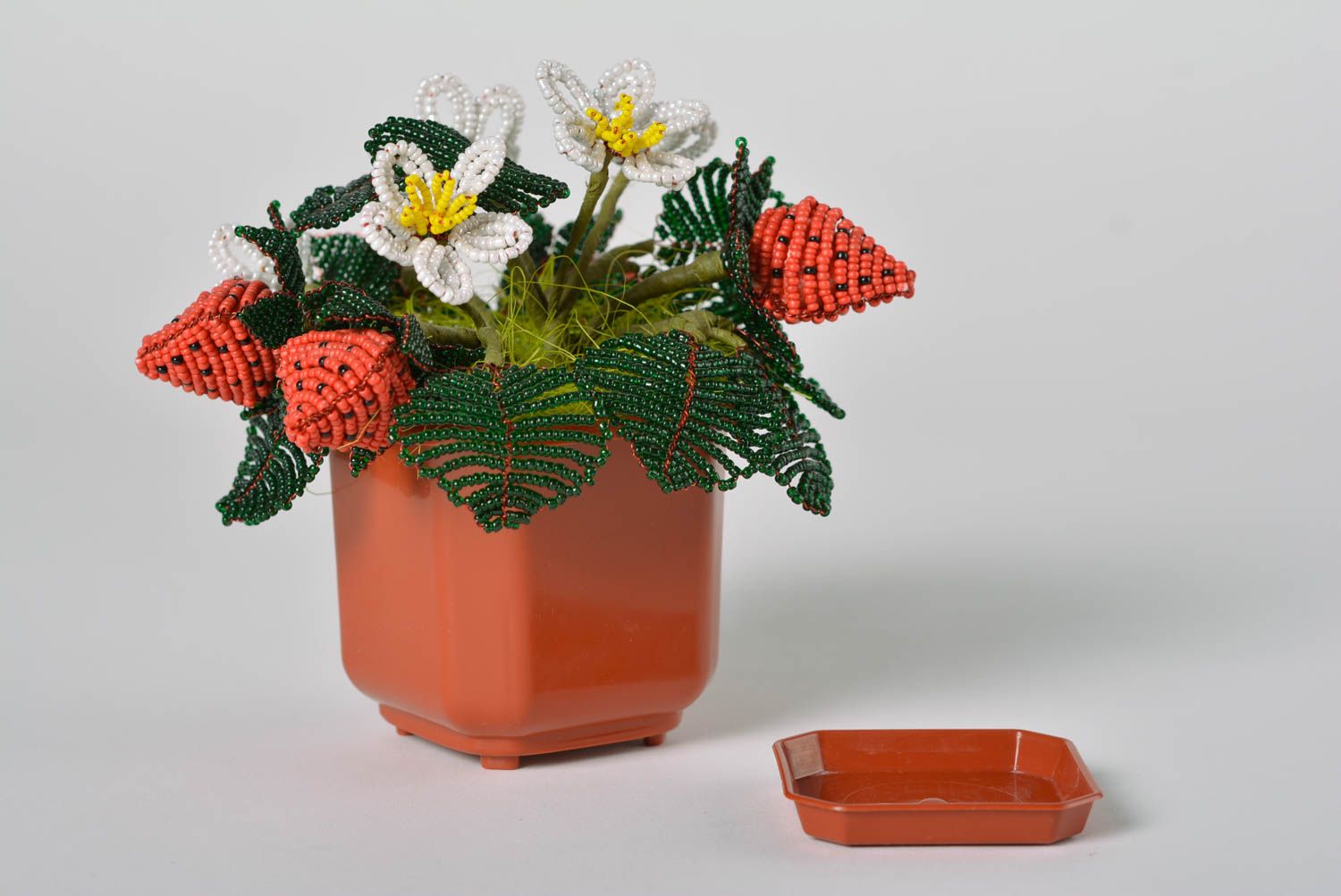 Клубничка и цветы из бисера в горшочке ручной работы для декора дома Лето фото 4