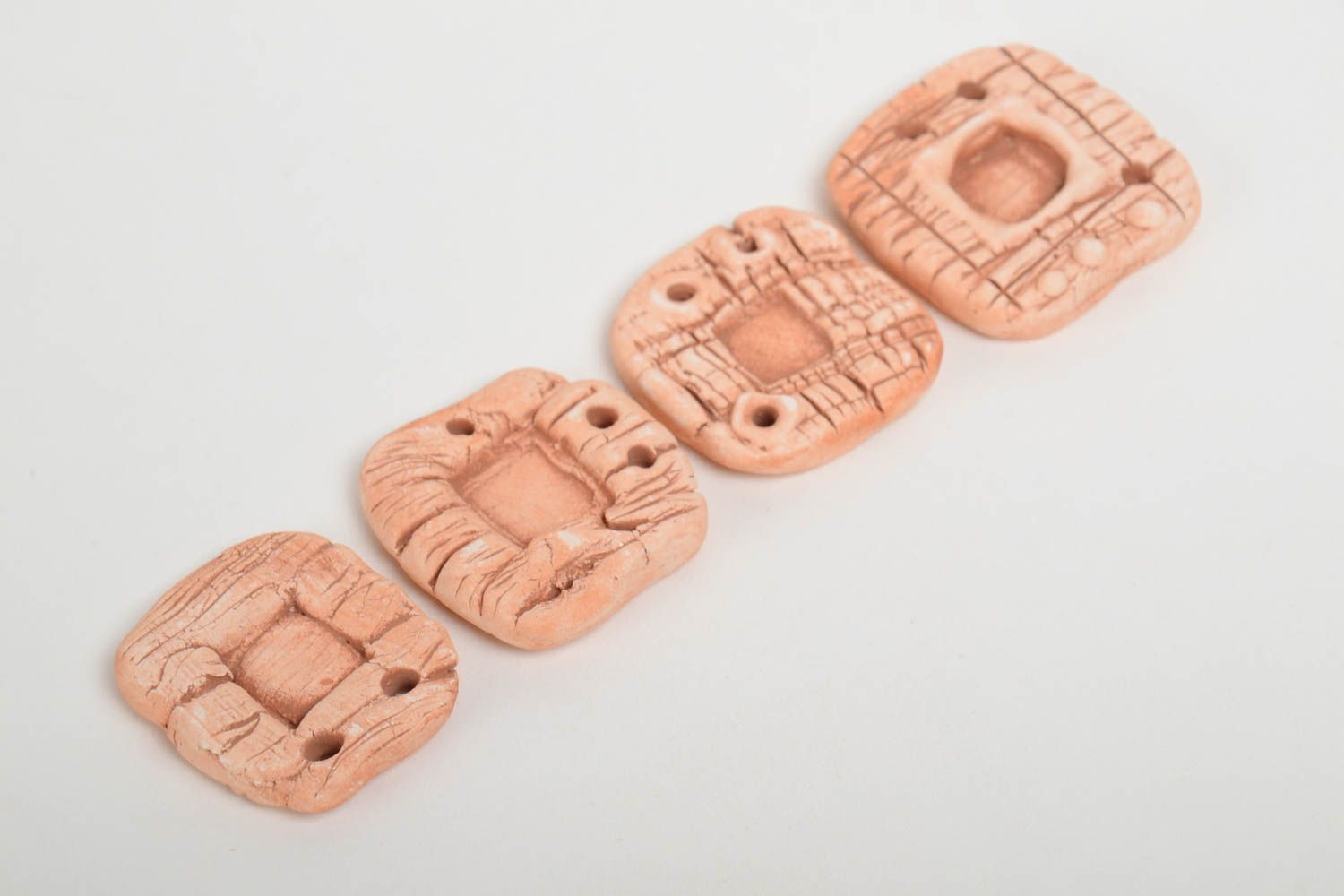 Ensemble de pendentifs carrés en terre cuite faits main en relief 4 pièces photo 4