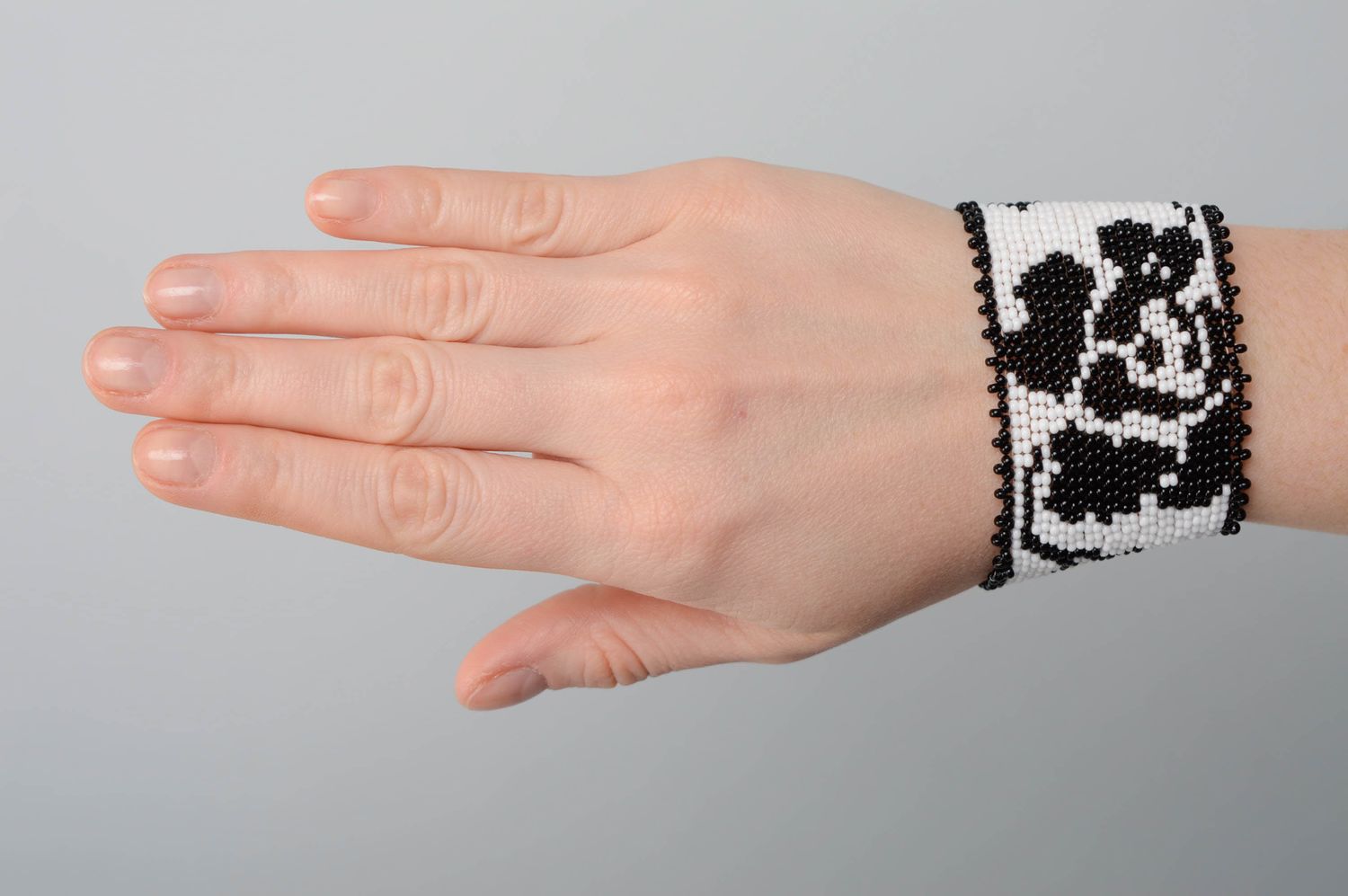 Handgemachtes Armband aus Glasperlen schwarz und weiß Rose foto 3