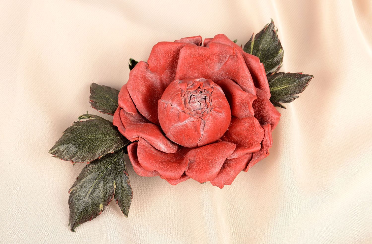Broche faite main Bijou cuir naturel fleur rouge Cadeau femme grande unique photo 5