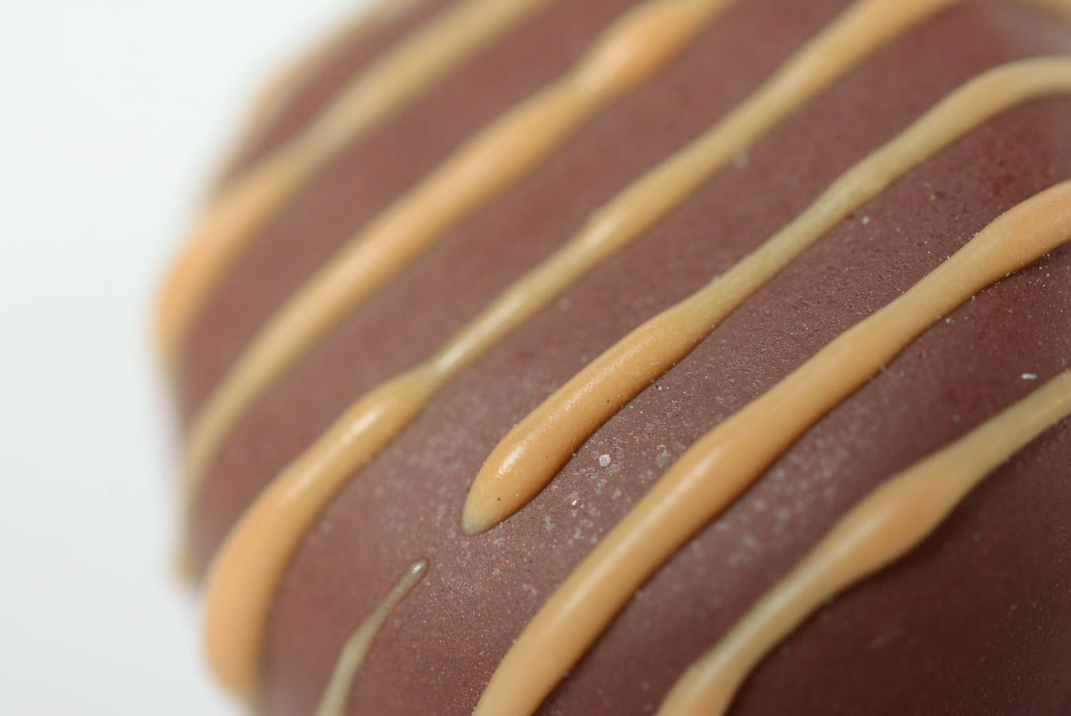 Handmade Haargummi aus Polymer Ton in Braun in Form vom schokoladenen Kuchen foto 2