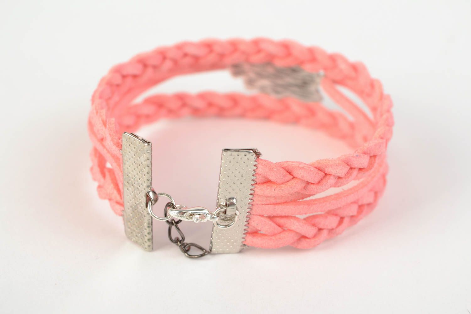 Розовый плетеный браслет из замши для девочки тройной аксессуар ручной работы фото 4