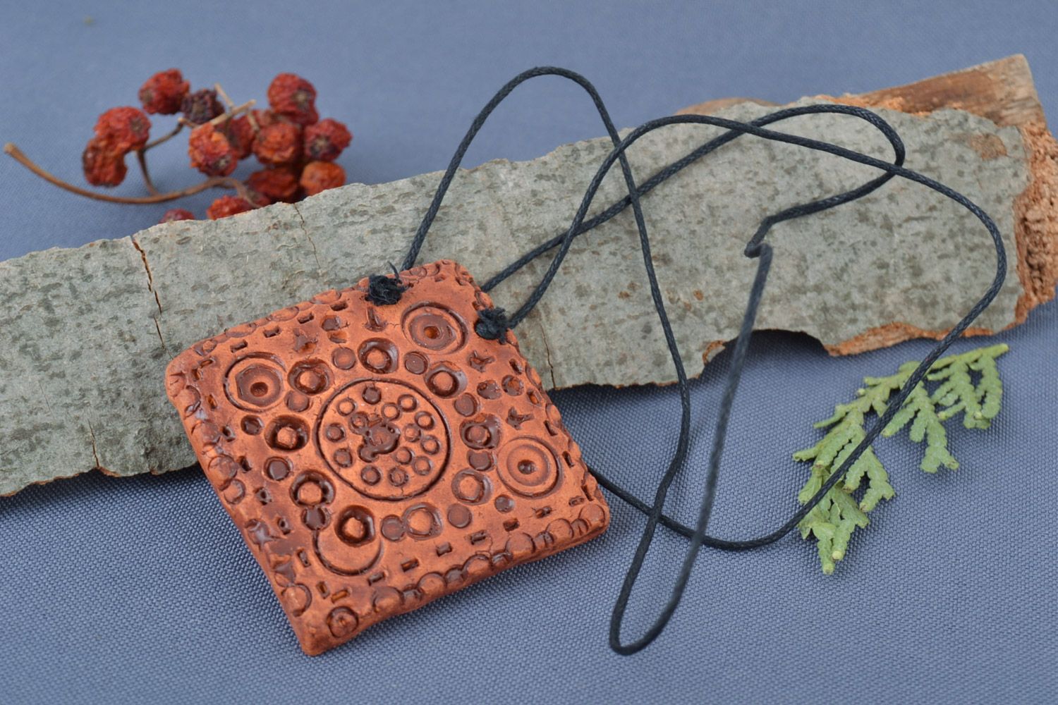 Pendentif en argile fait main ethnique design original carré brun avec motif photo 1