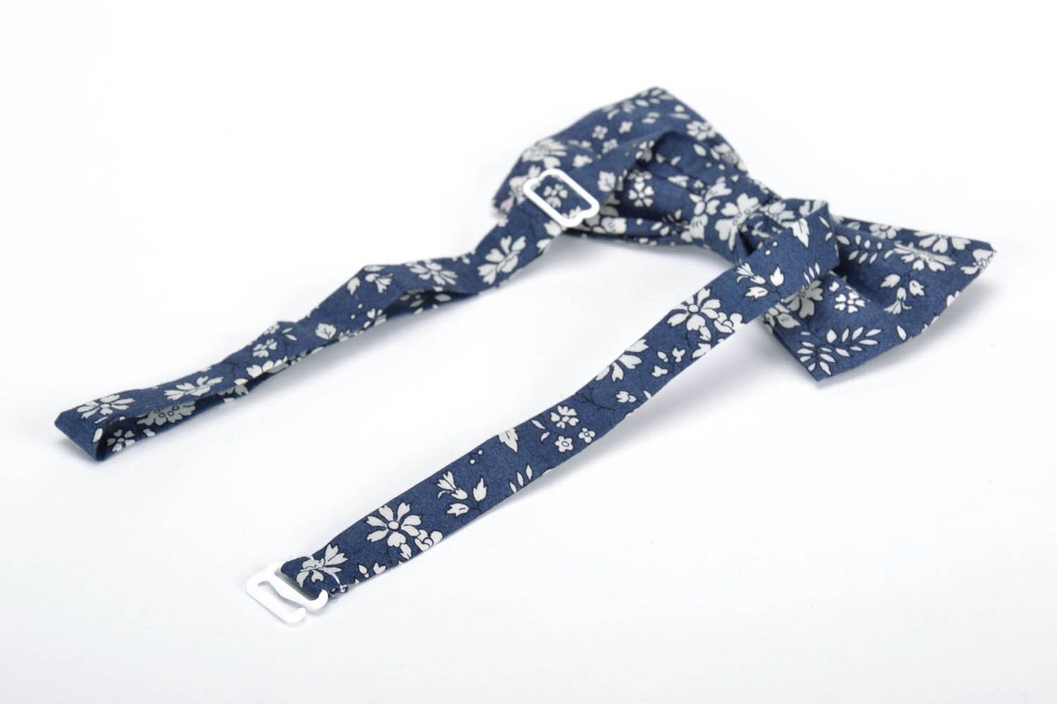 Blue bow tie with floral motifs  photo 3