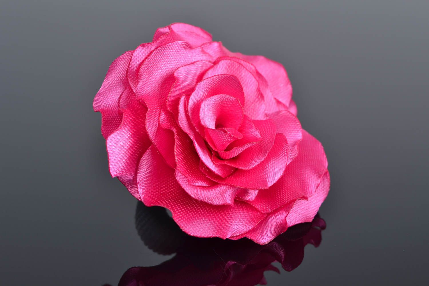 Coletero para el cabello con flor de cintas de raso kanzashi rosada artesanal
 foto 1