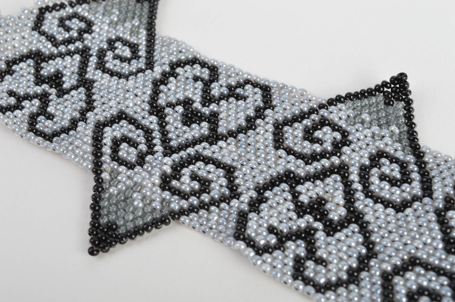 Bracelet en perles de rocaille tchèques large gris à motif noir fait main photo 4