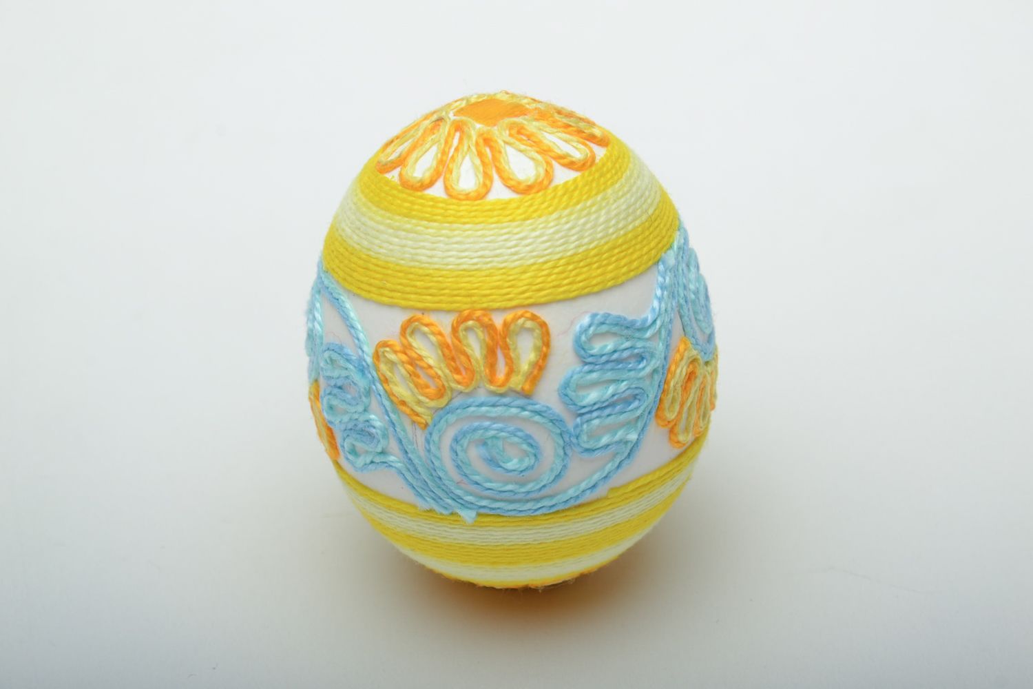 Huevo de Pascua decorado con hilos foto 3