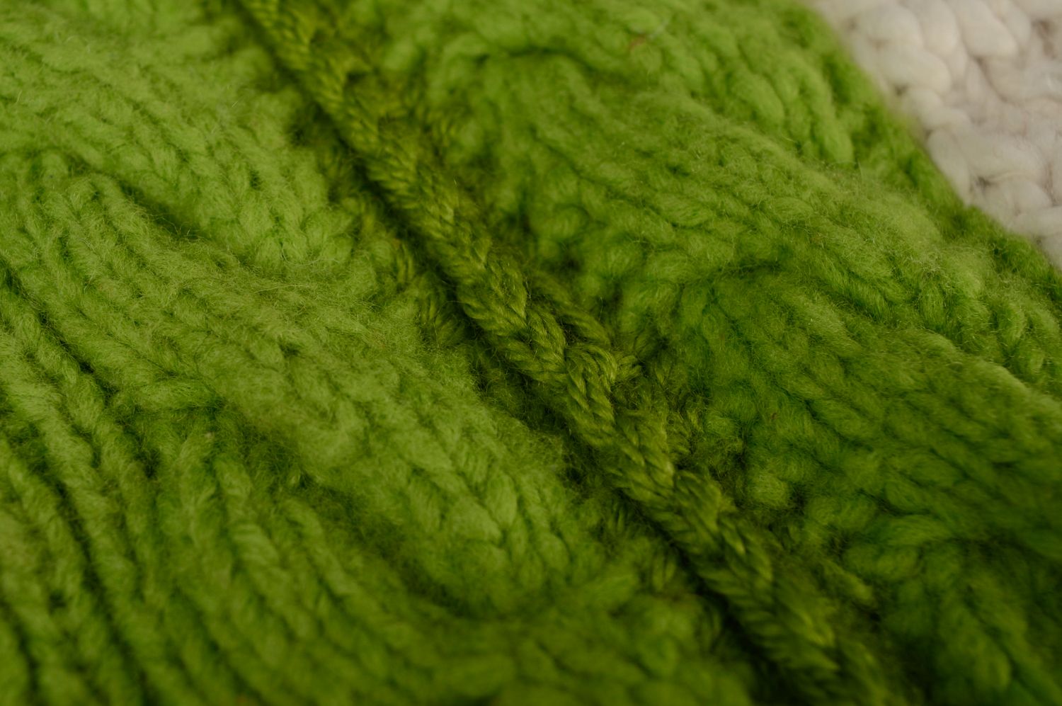Chaleco tejido con agujas verde  foto 2