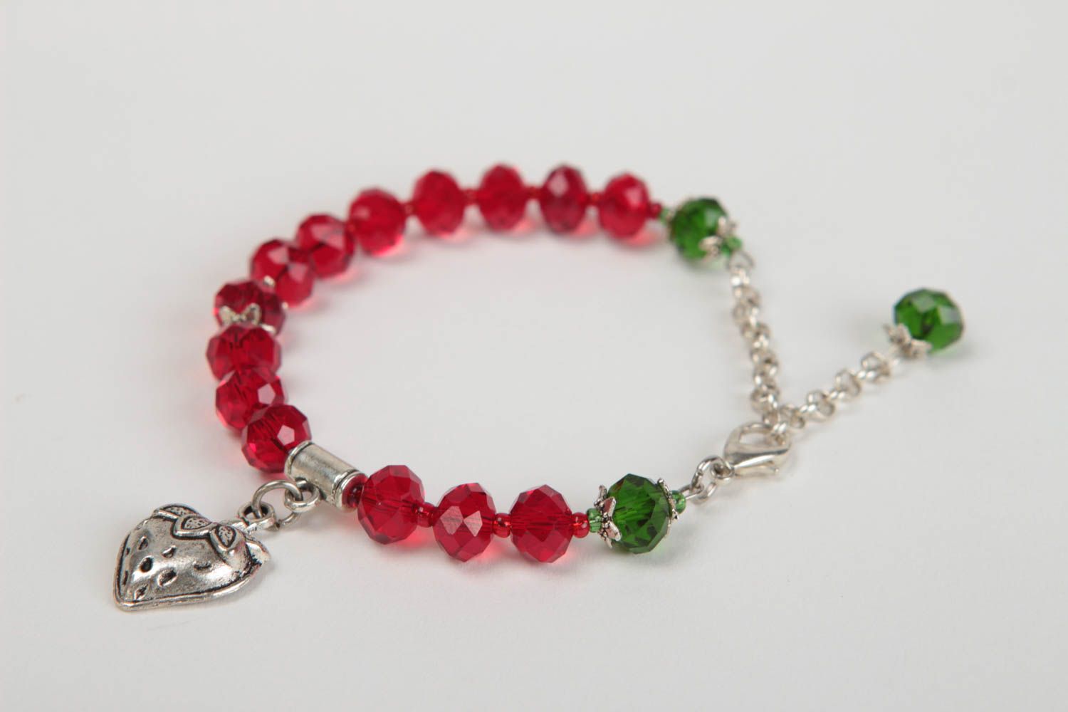 Bracelet rouge cristal Bijoux fait main pendeloque fraise en métal Cadeau femme photo 3