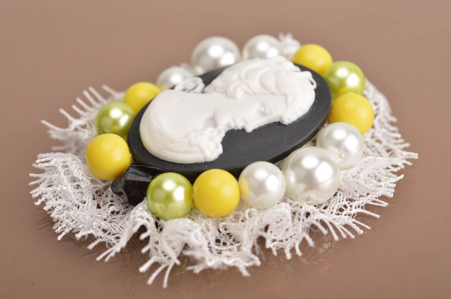 Handmade beautiful female brooch cameo in yellow and green beads with lace photo 2