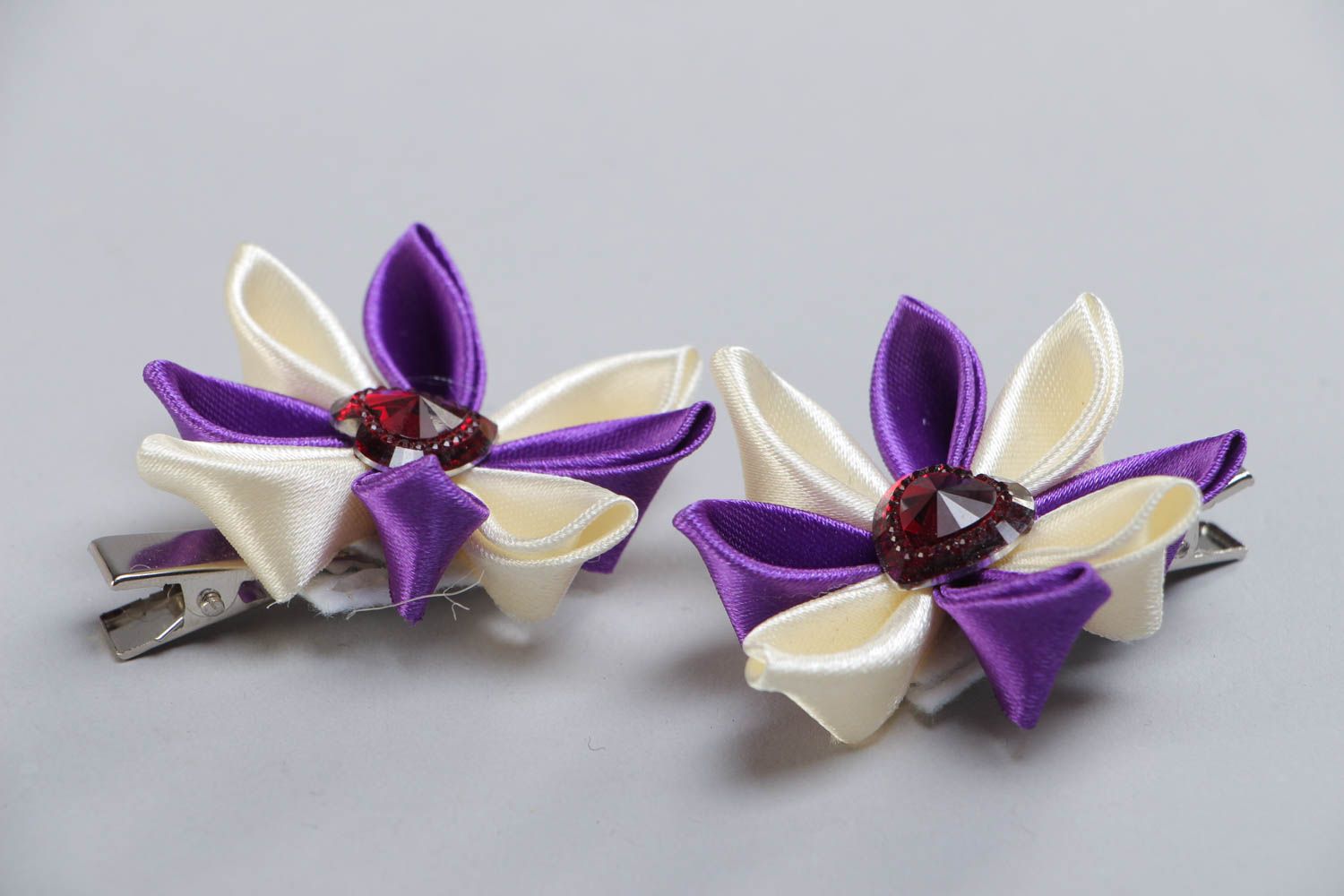 Schönes Blumen Haarklemmen Set aus Atlasbändern 2 Stück handmade mit weiß violetten Blumen foto 3