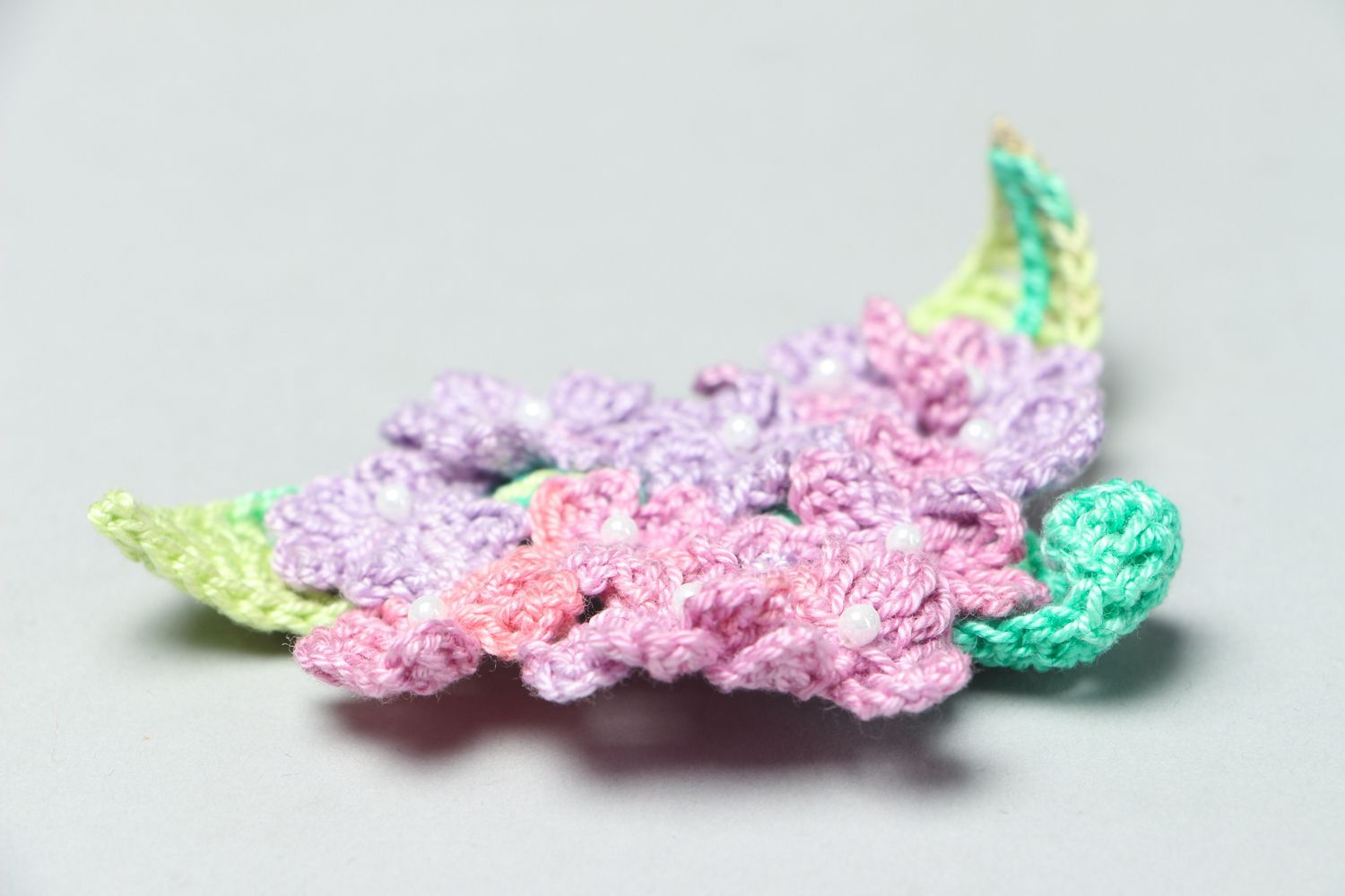 Broche tricotée à l'aide du crochet avec fleurs  photo 2