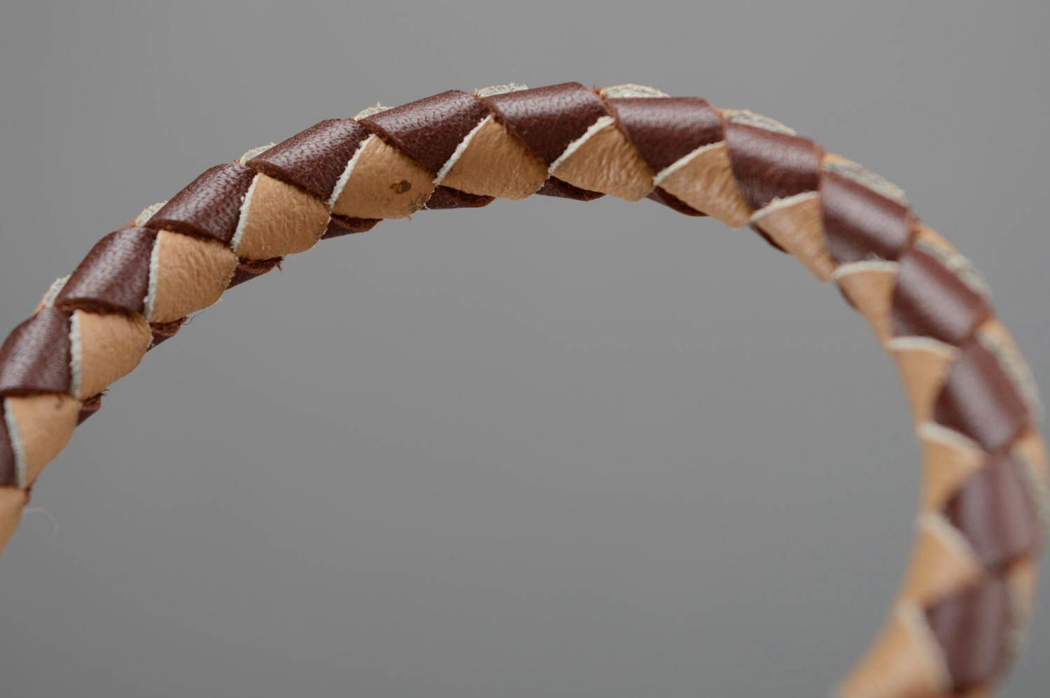 Bracelet tressé en cuir marron naturel fait main fin pour femmes et hommes photo 2