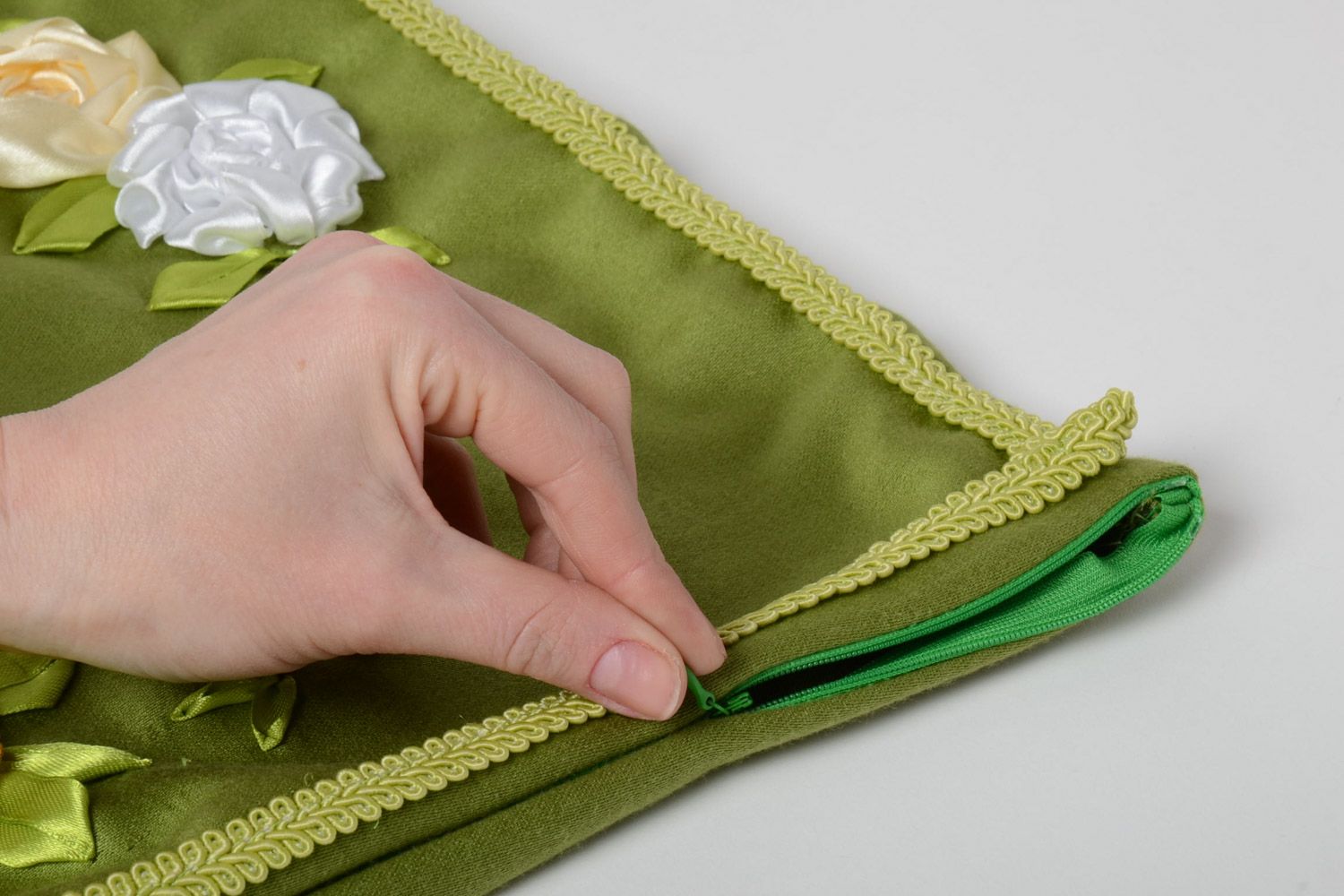 Зеленая наволочка на подушку ручной работы с объемными цветами из атласных лент фото 4