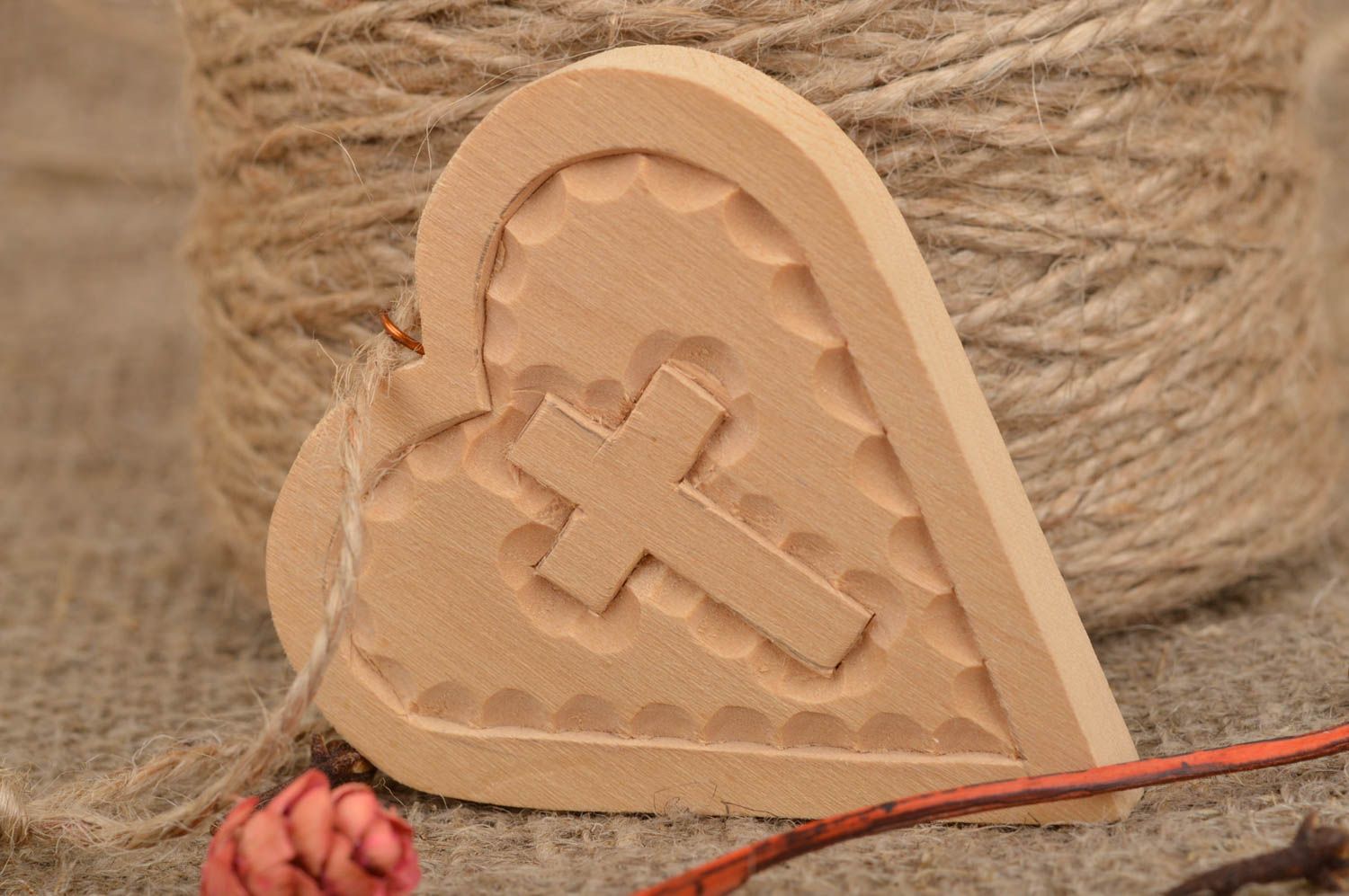 Cœur en bois à suspendre avec croix essence de tilleul décor fait main photo 1
