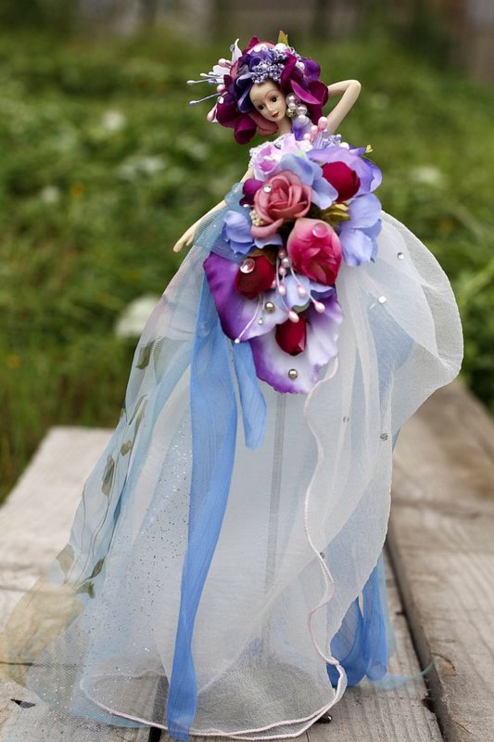 Свадебная фарфоровая кукла с цветами фото 1