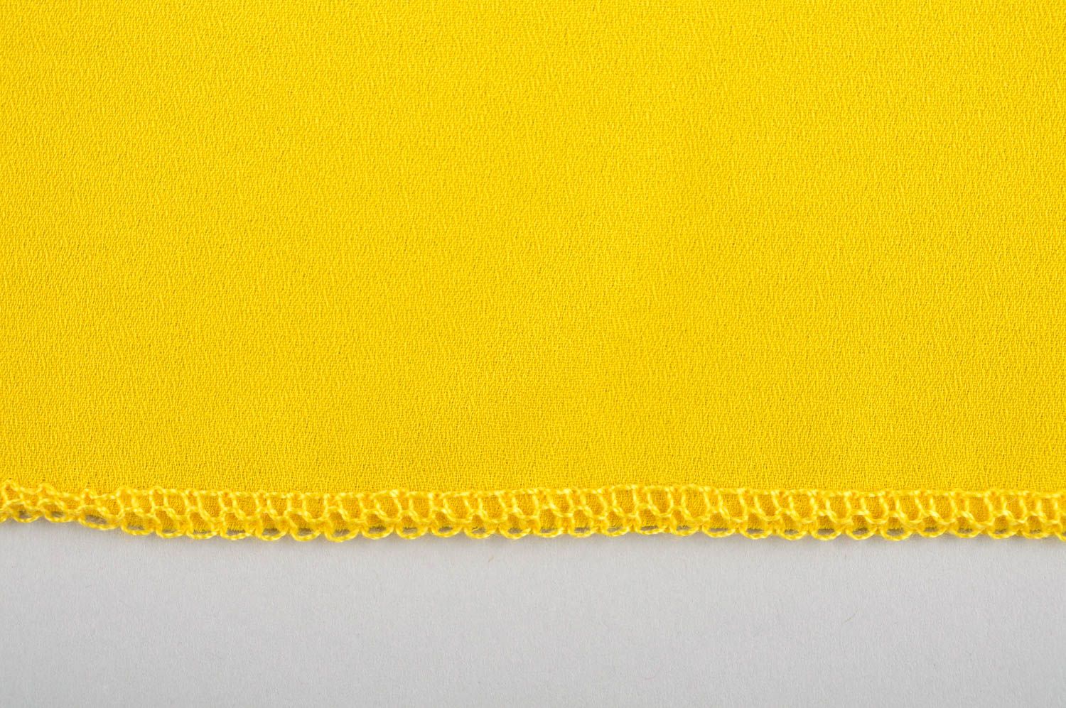 Écharpe jaune avec broche Écharpe faite main originale Accessoire femme photo 3