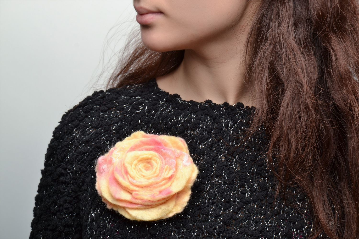 Broche en laine feutrée fleur pastel faite main photo 2