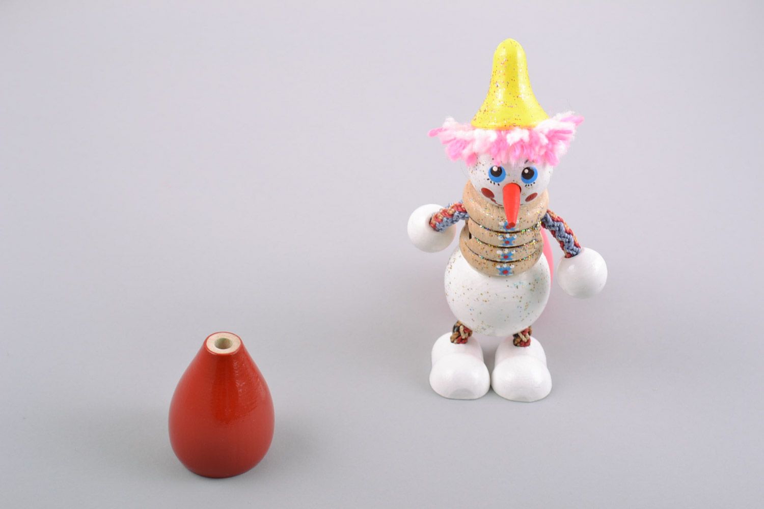 Деревянная игрушка снеговик ручной работы с росписью для детей симпатичная фото 1