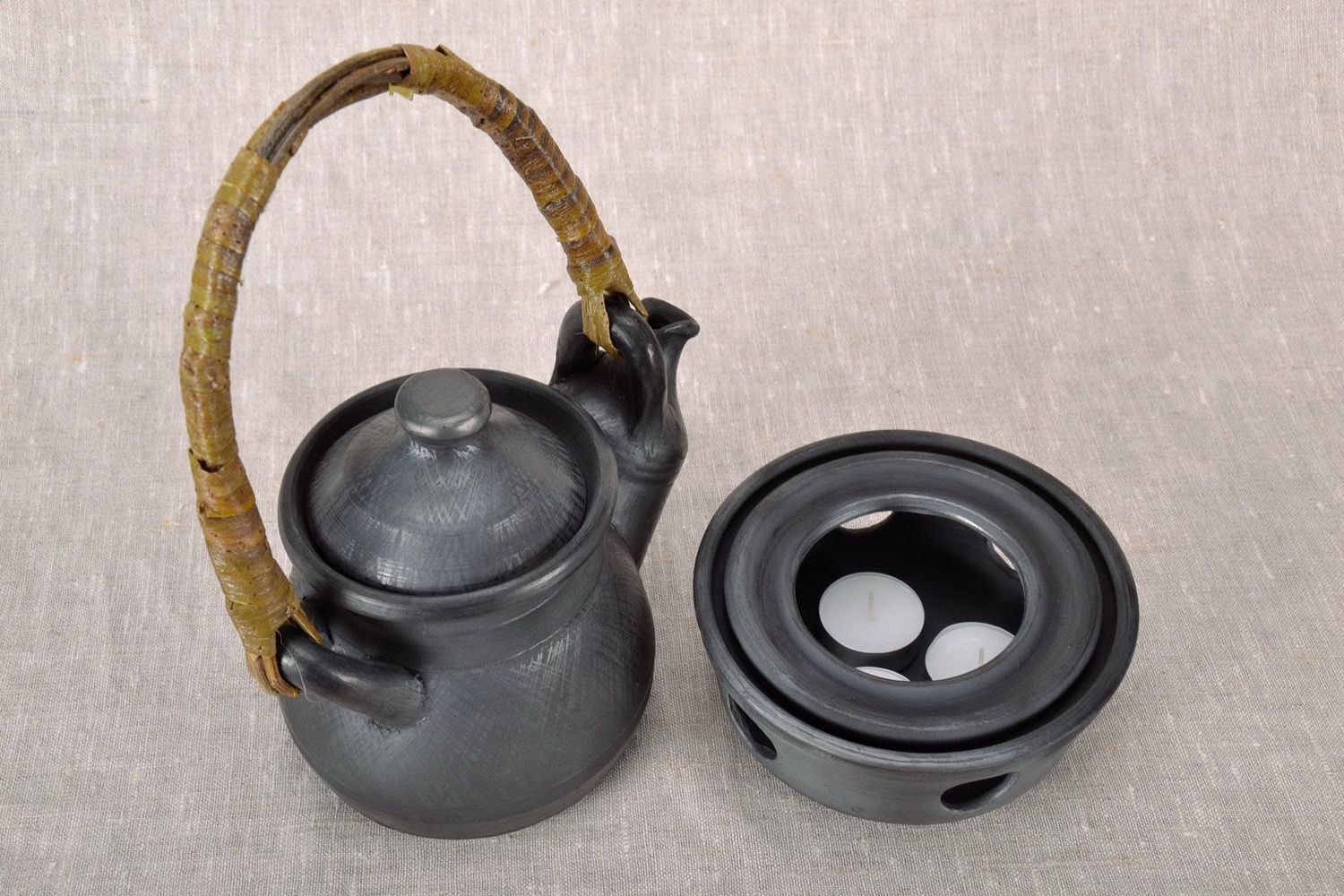 Chaleira de cerâmica com um vasilhame para aquicimento foto 3