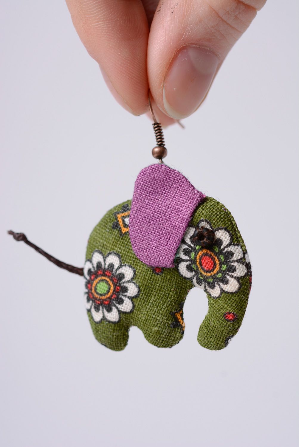 Pendientes originales elefantes de tela con estampado floral artesanales foto 3