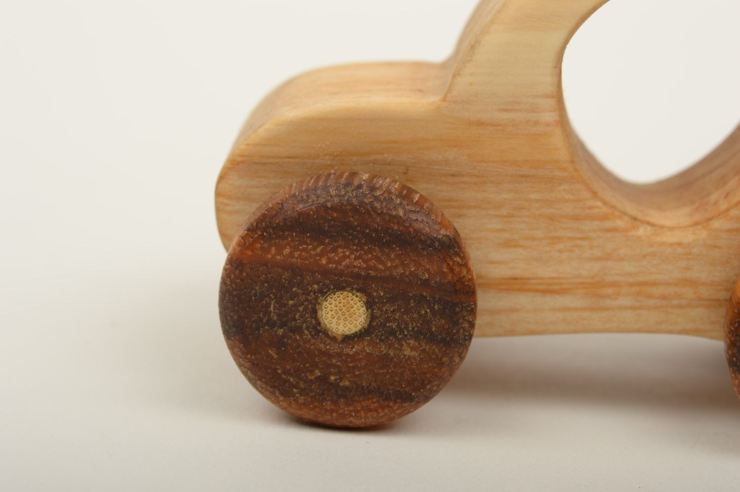 Игрушка ручной работы деревянная машинка для мальчика игрушка из дерева фото 4