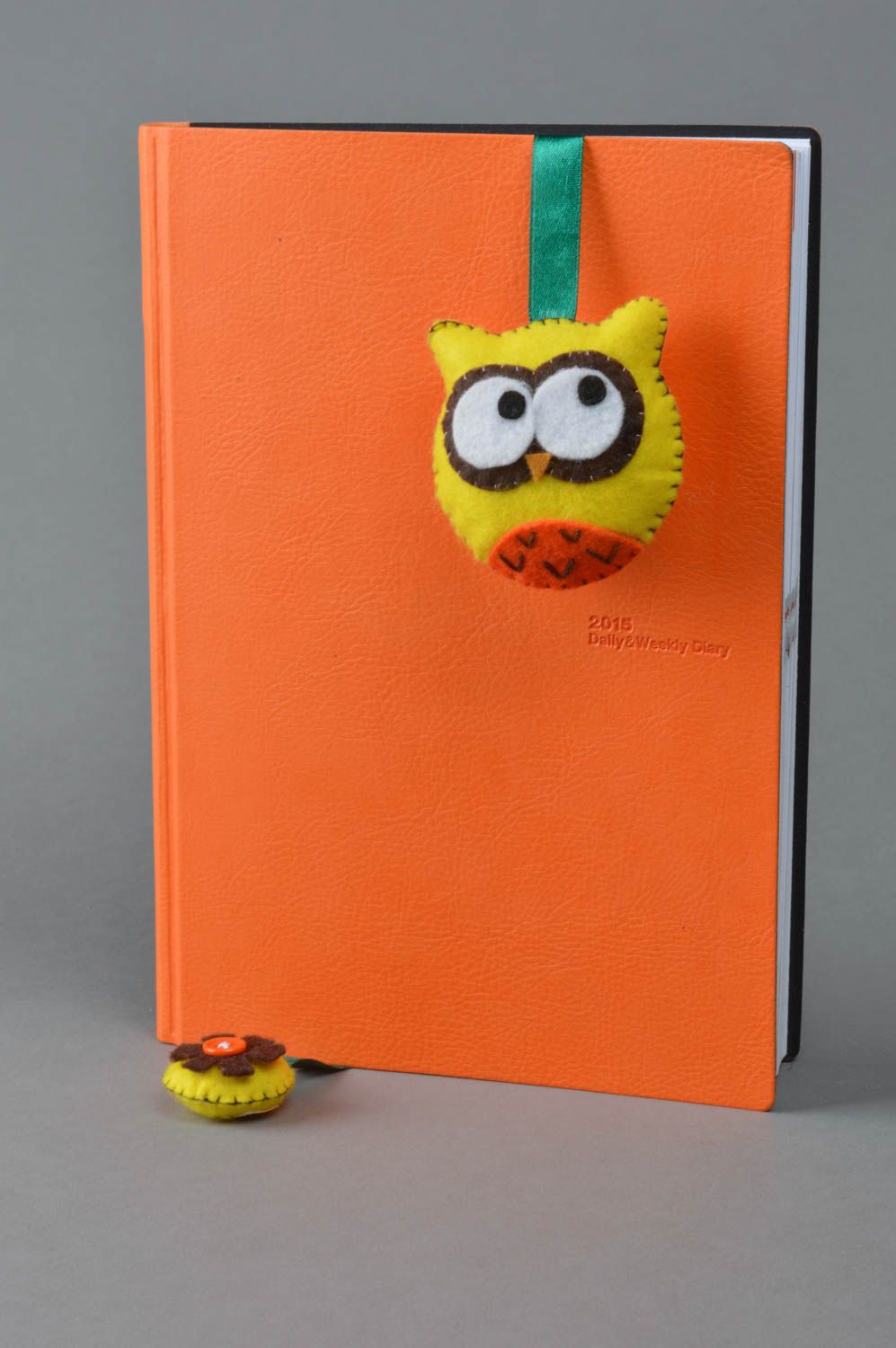 Желтая закладка для книг из фетра и атласной ленты ручной работы в виде совы яркая фото 1