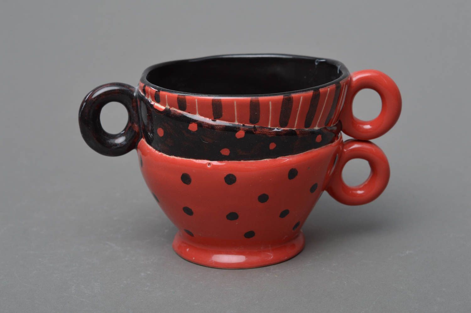 Tasse originale faite main en porcelaine avec trois anses rouge noir à pois photo 1
