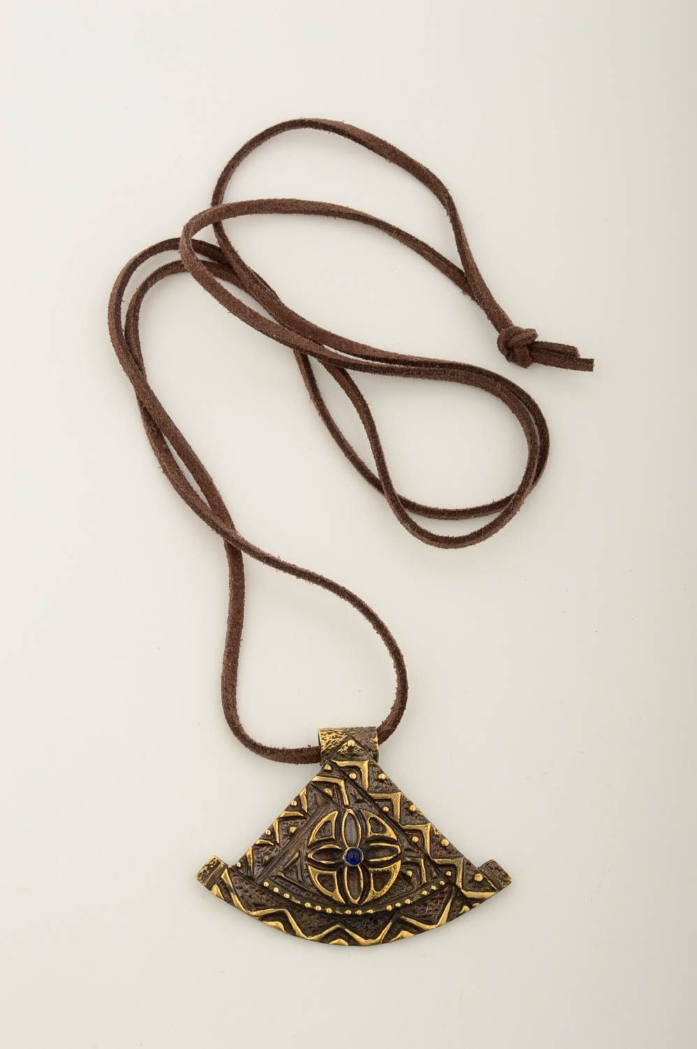Colgante de bronce en un cordón artesanal accesorio para mujer bisutería de moda foto 3