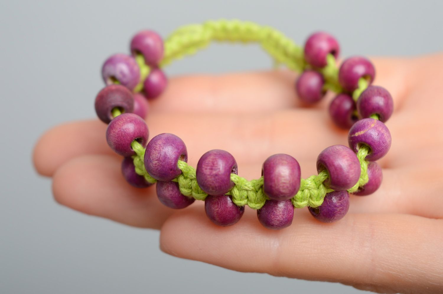 Bracelet en macramé tressé lacet ciré vert et perles lilas en bois fait main photo 3