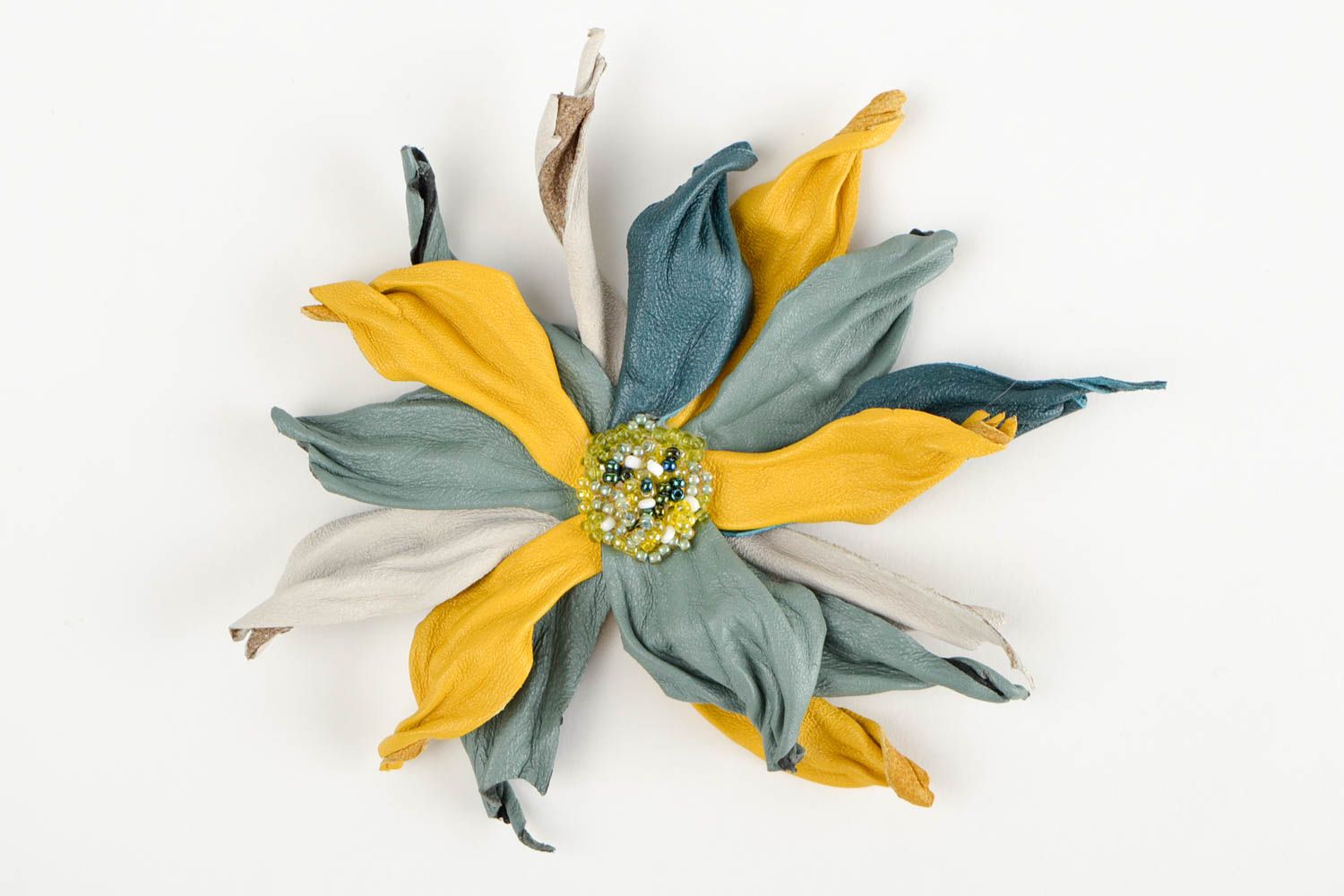Broche fleur Bijou fantaisie fait main en cuir brodé cadeau Accessoire femme photo 3