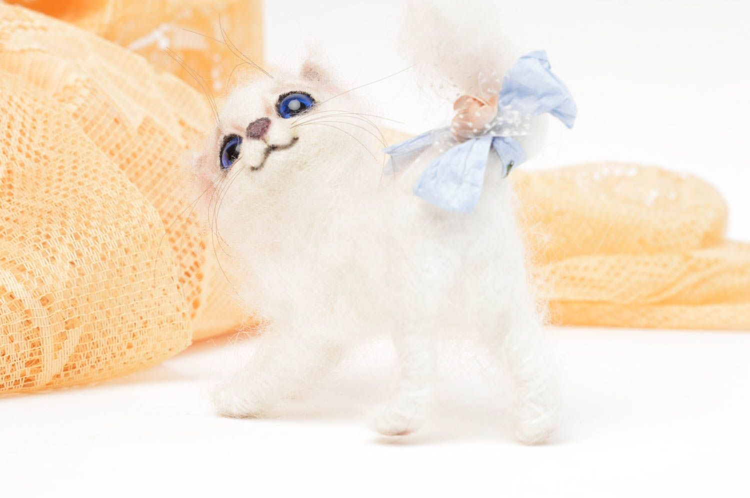 Игрушка ручной работы мягкая игрушка в виде кота интерьерная игрушка белая фото 2
