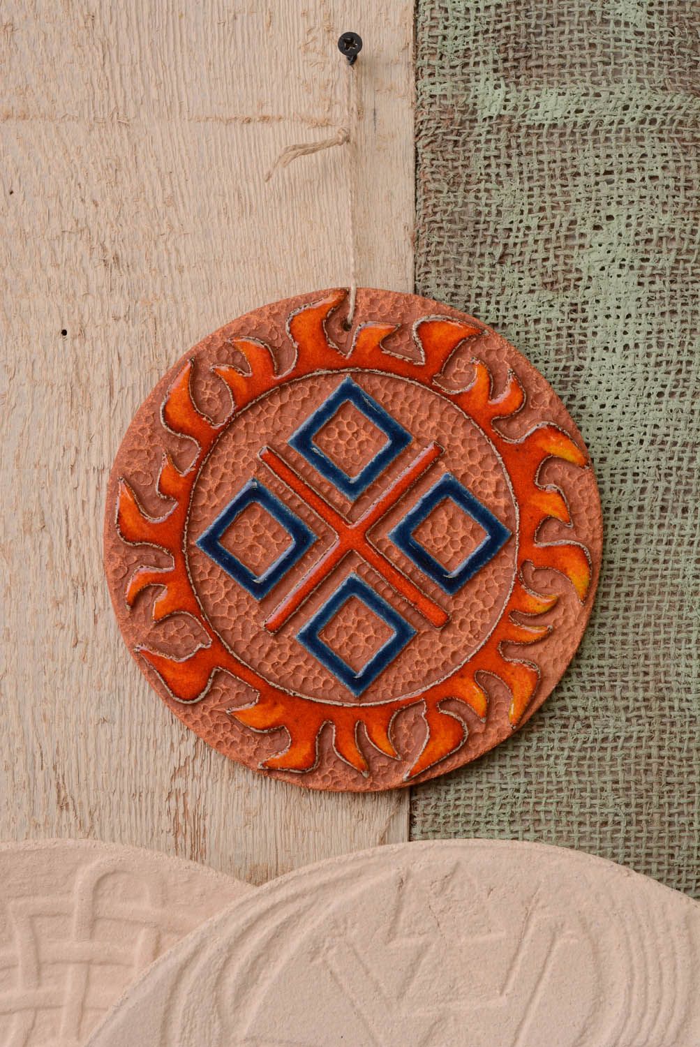Pingente talismã decorativo coberto com esmalte feito de argila Makosh foto 3